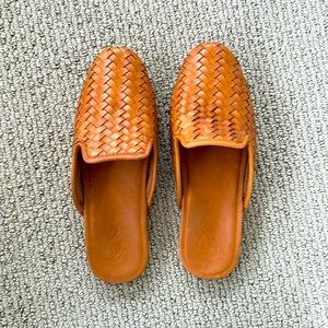NWOT Olu Kai woven slides